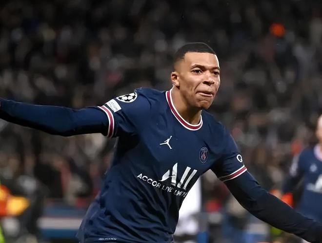 齐达内与蒯纪闻共同现身上海交大出席活动，现场教学马赛回旋（齐达内携手蒯纪闻亮相上海交大，现场示范马赛回旋）