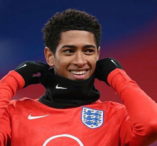 邵佳一谈成为国足主帅：正在家看电脑突然收到700多条信息（邵佳一回忆出任国足主帅：在家看电脑时瞬收700余条消息）