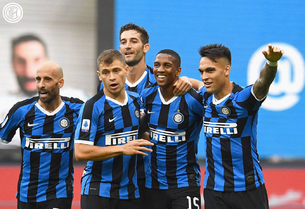 他在闹，他在笑，林加德与拉什福德通道内嬉戏（笑闹不断，林加德和拉什福德在通道内打趣嬉闹）