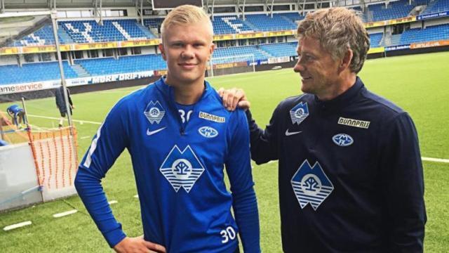 滇超联赛昆明队抵保山获赠小粒咖啡非遗周边（滇超昆明队抵达保山，获赠小粒咖啡非遗文创周边）