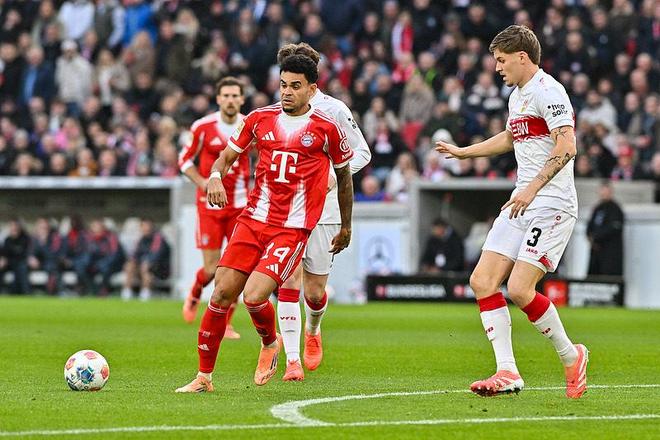 太阳报：麦克托米奈领意甲最佳球员奖，被女友透视着装抢风头（太阳报：麦克托米奈加冕意甲最佳，女友透视穿搭抢尽风头）