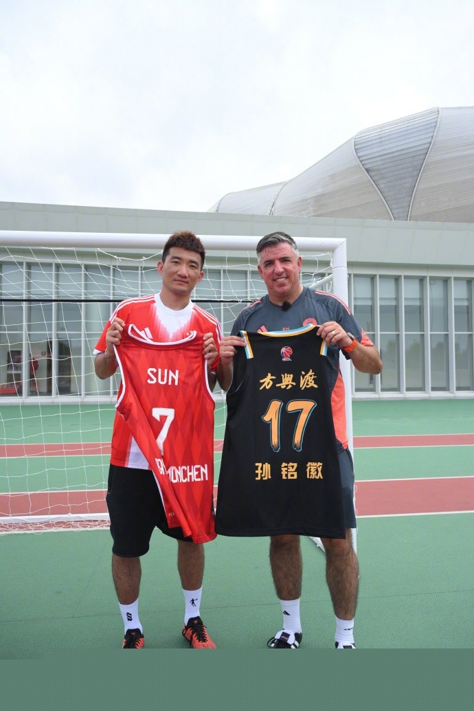 阿斯：巴萨和拜仁都有意桑托斯后卫索萨，后者被誉为新马塞洛（阿斯报：巴萨、拜仁有意引进桑托斯后卫索萨，被称新马塞洛）